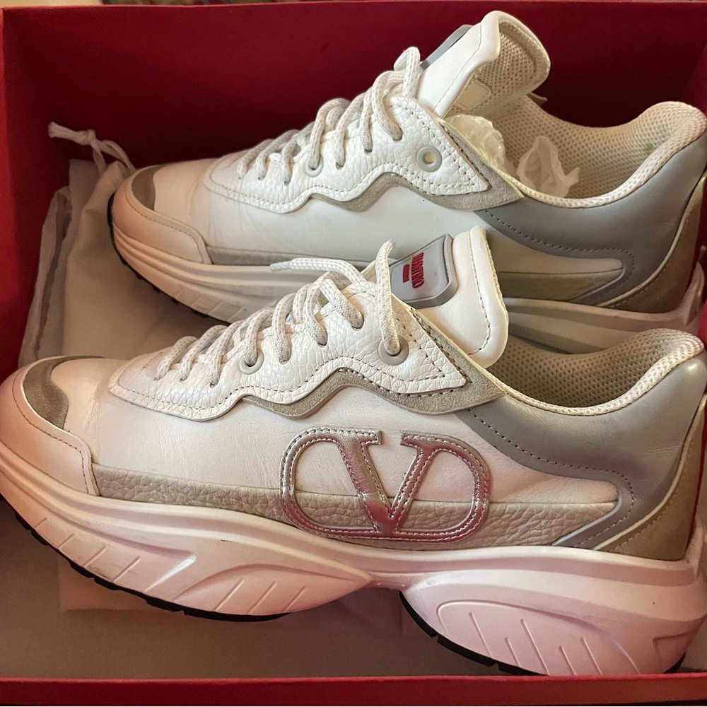 Valentino Garavini, Shoegoes Laces